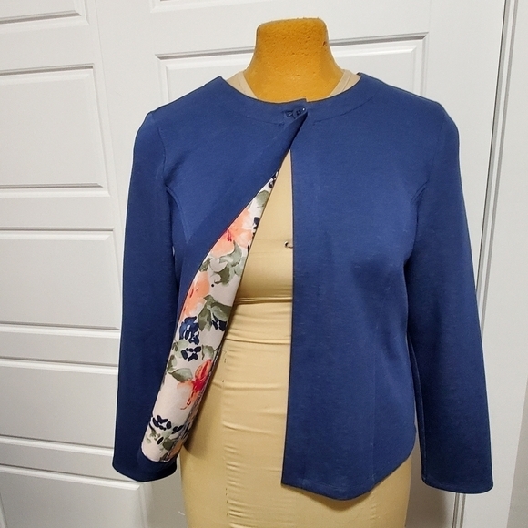 CHICO'S LIGHTWEIGHT JACKET BLUE FLORAL INTERIOR WOMEN SIZE 2 LARGE ONE BUTTON - Picture 2 of 15
